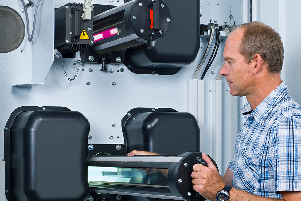 Illumination module containing ITOS polarizers, part of the separator, being operated by Guido Engels, Product developer at Trützschler